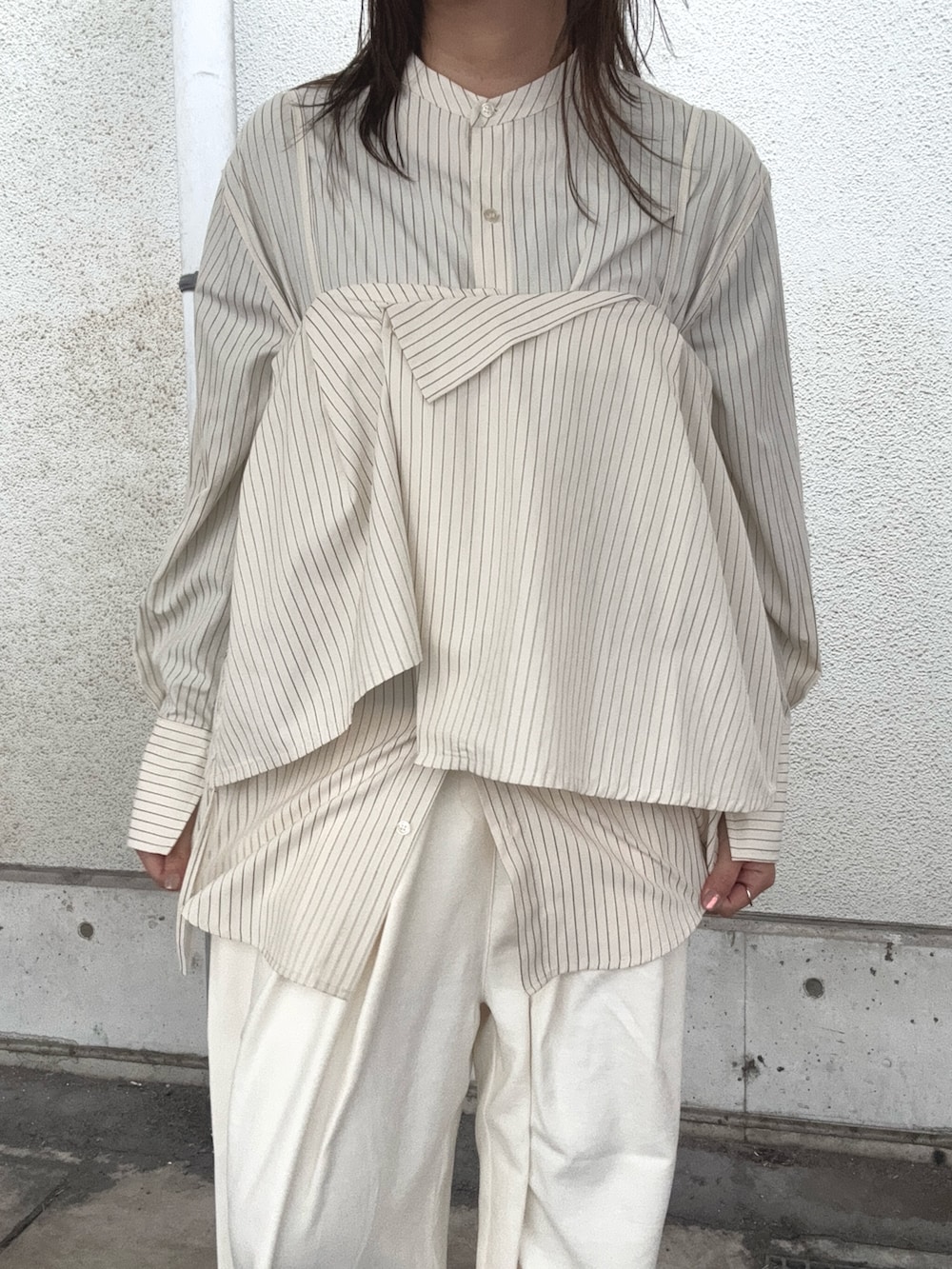 ホワイト系のその他パンツ、ホワイト系のシャツ/ブラウスを着用したレディースの冬コーディネートの4枚目の写真