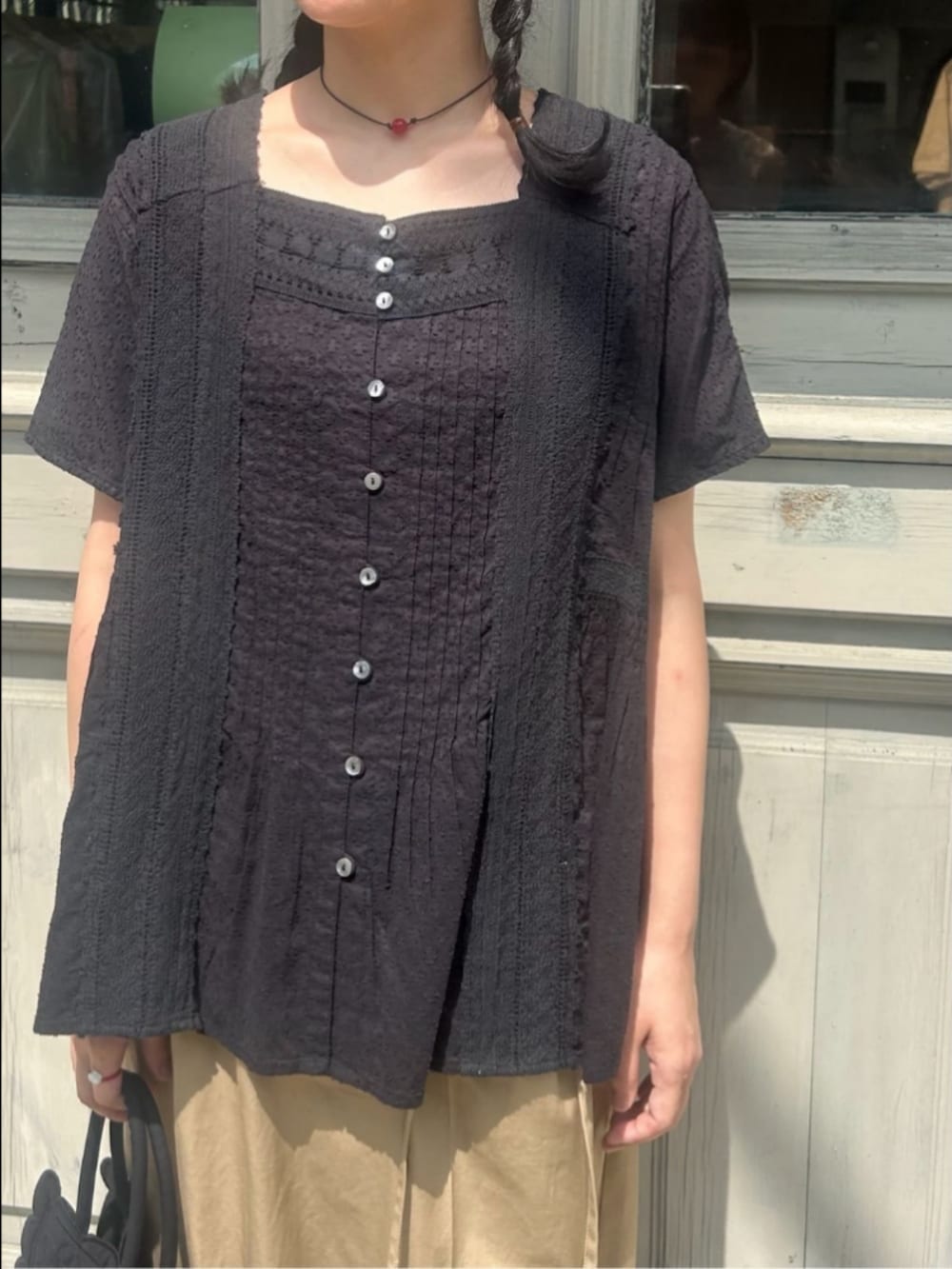 ブラック系のシャツ/ブラウス、ベージュ系のその他パンツ、ブラック系のトートバッグを着用したレディースの夏コーディネートの2枚目の写真