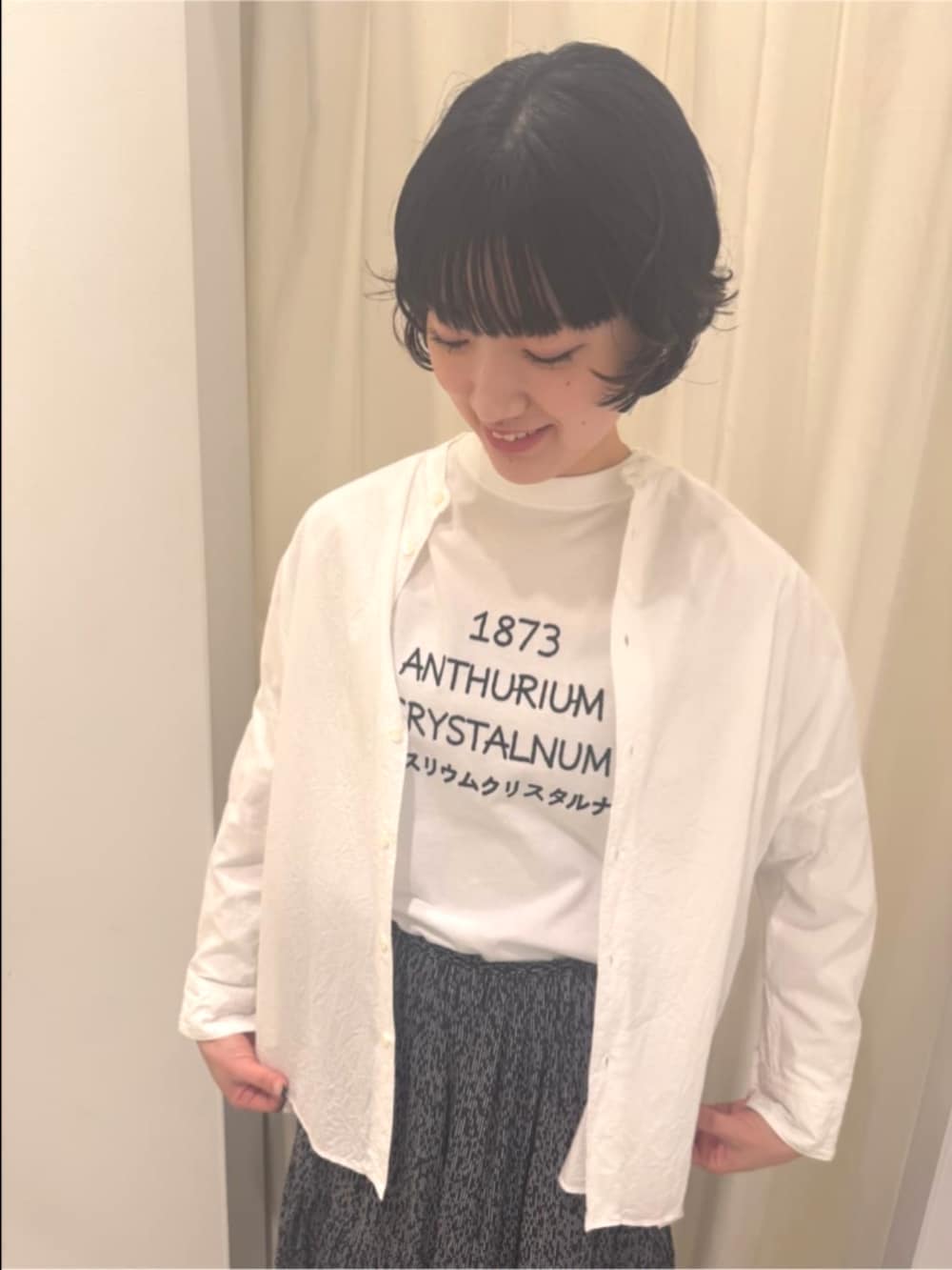 ホワイト系のTシャツ/カットソー、ブラック系のスカート、ホワイト系のシャツ/ブラウスを着用したレディースの冬コーディネートの2枚目の写真