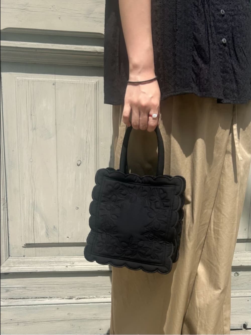 ブラック系のシャツ/ブラウス、ベージュ系のその他パンツ、ブラック系のトートバッグを着用したレディースの夏コーディネートの3枚目の写真