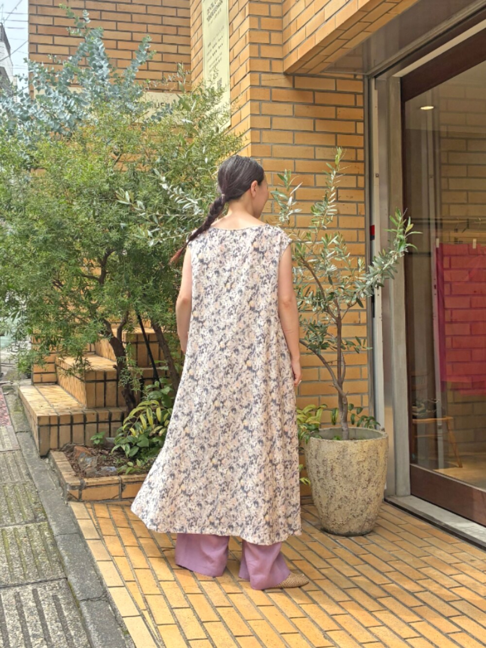 ベージュ系のワンピース、ブルー系のその他パンツを着用したレディースの夏コーディネートの2枚目の写真