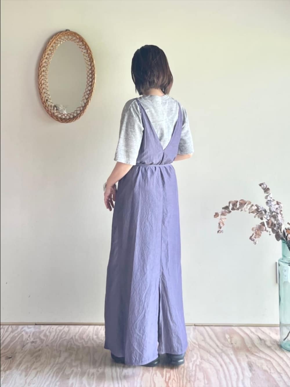 ブラウン系のワンピース、ピンク系のその他パンツを着用したレディースの夏コーディネートの2枚目の写真