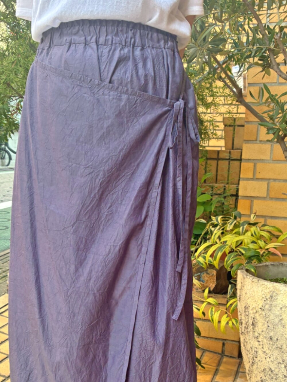 パープル系のその他パンツ、ホワイト系のTシャツ/カットソーを着用したレディースの夏コーディネートの2枚目の写真