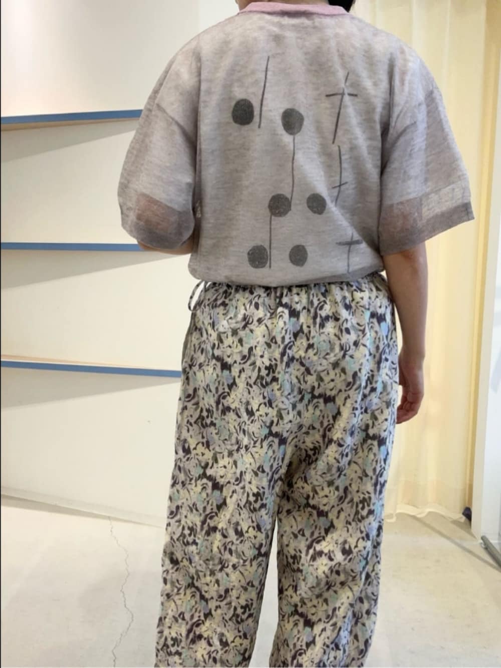 イエロー系のその他パンツ、ホワイト系のTシャツ/カットソーを着用したレディースの夏コーディネートの2枚目の写真