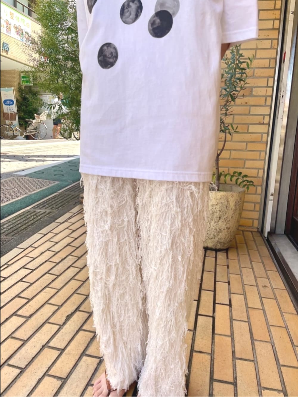 ブラック系のその他パンツ、ホワイト系のTシャツ/カットソーを着用したレディースの夏コーディネートの2枚目の写真