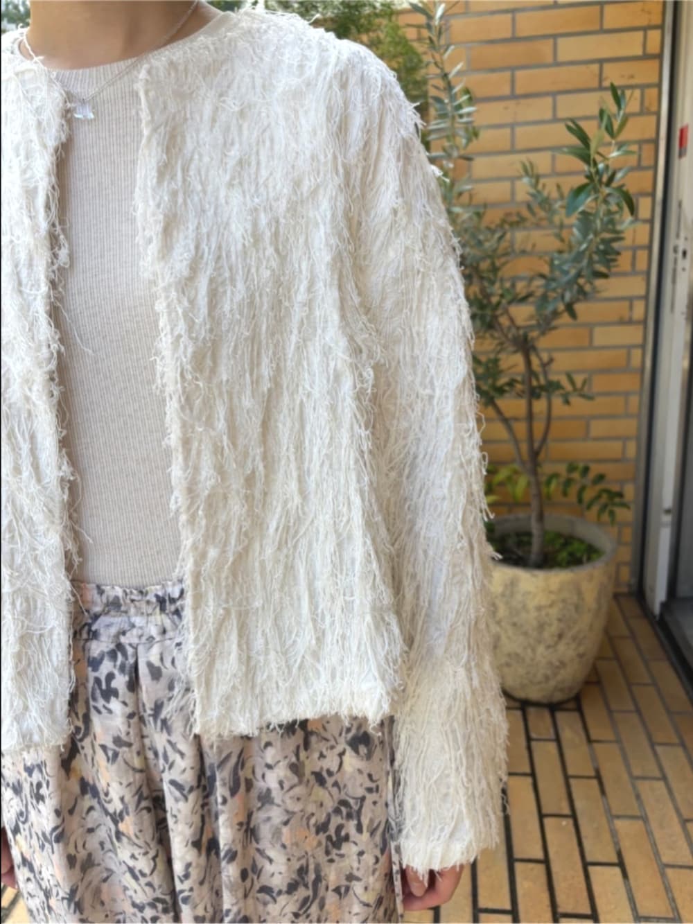 ホワイト系のTシャツ/カットソー、ブラック系のシャツ/ブラウス、イエロー系のその他パンツを着用したレディースの夏コーディネートの2枚目の写真