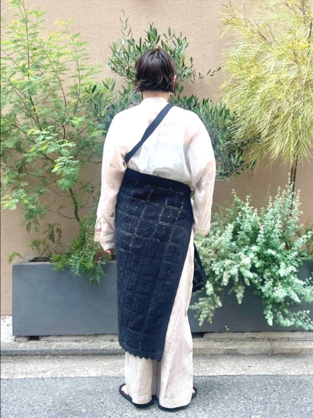 ホワイト系のスカート、ベージュ系のシャツ/ブラウス、ブルー系のその他パンツを着用したレディースの夏コーディネートの2枚目の写真