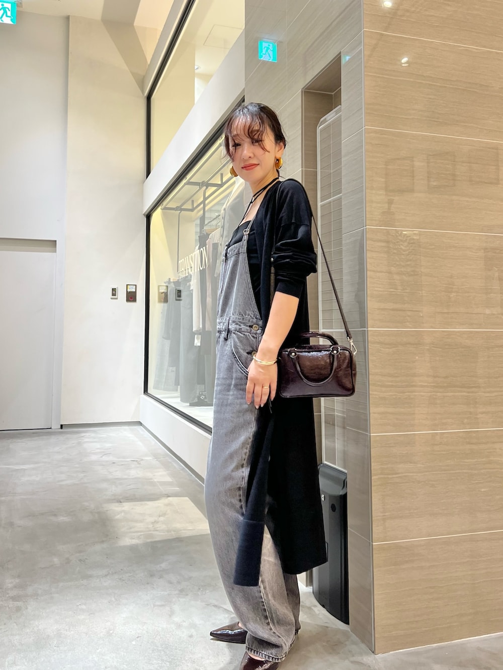 「デニム、シンプルコーデ、きれいめカジュアル、夏コーデ、ショルダーバッグ、ブラックコーデ、パンツスタイル、パンプス、スリット、カーディガン、ママコーデ、ママファッション、ウィムガゼット、whimgazette」|「Whim Gazetteのコットンヘンプデニムオールインワン(つなぎ/オールインワン、グレー系)」を使った、miyakoshi_87さん(レディース・158cm)の夏コーディネートの3枚目の写真