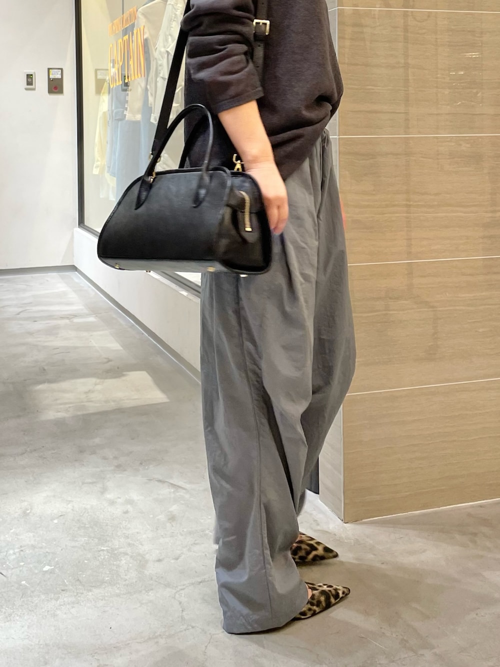 グレー系のその他パンツ、グレー系のニット/セーター、イエロー系のパンプスを着用したレディースの冬コーディネートの5枚目の写真