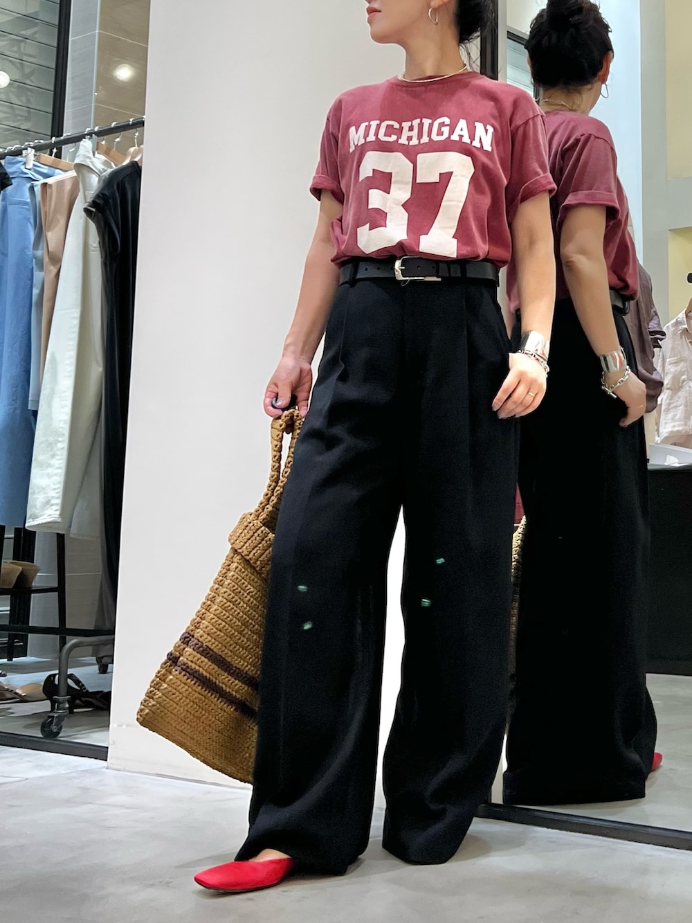 レッド系のTシャツ/カットソー、ブラック系のその他パンツ、レッド系のサンダルを着用したレディースの夏コーディネートの5枚目の写真