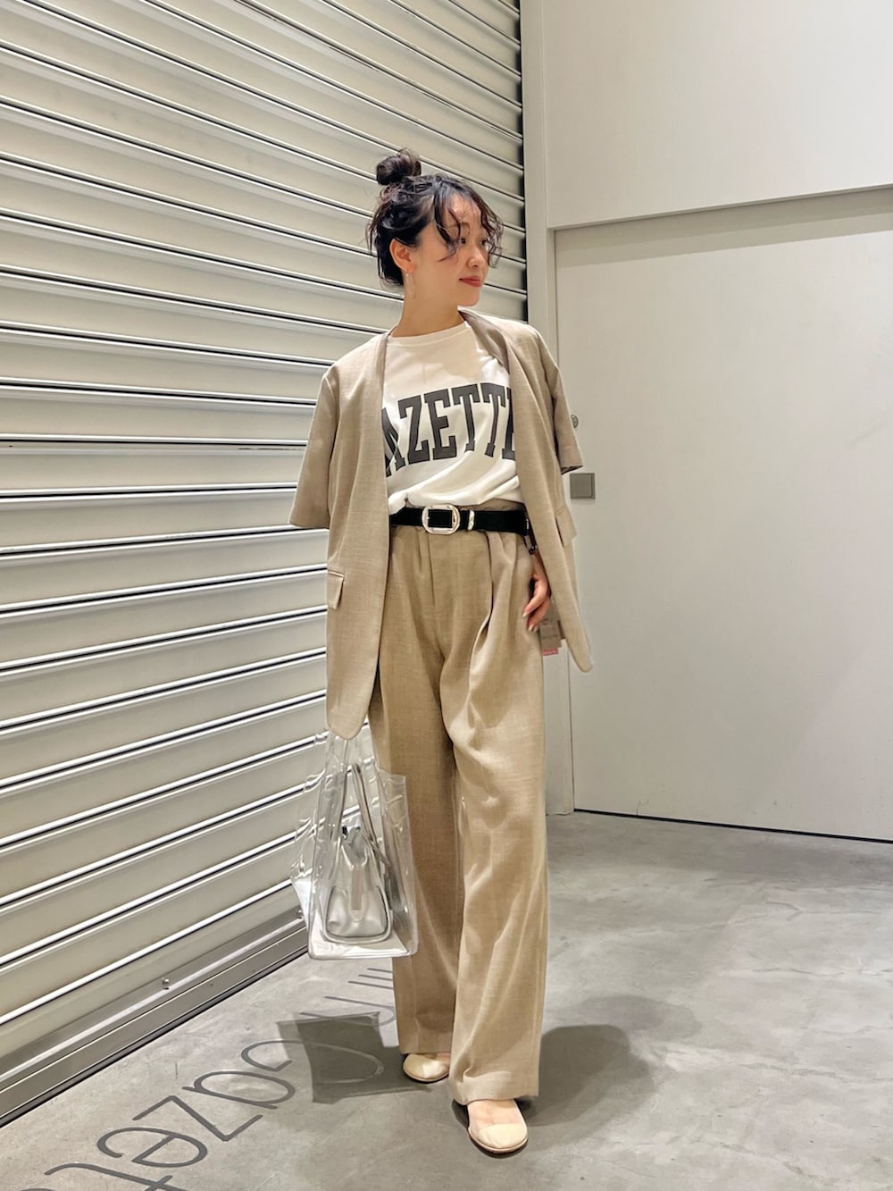 ベージュ系のノーカラージャケット、ベージュ系のスラックス、ホワイト系のTシャツ/カットソーを着用したレディースの夏コーディネートの2枚目の写真