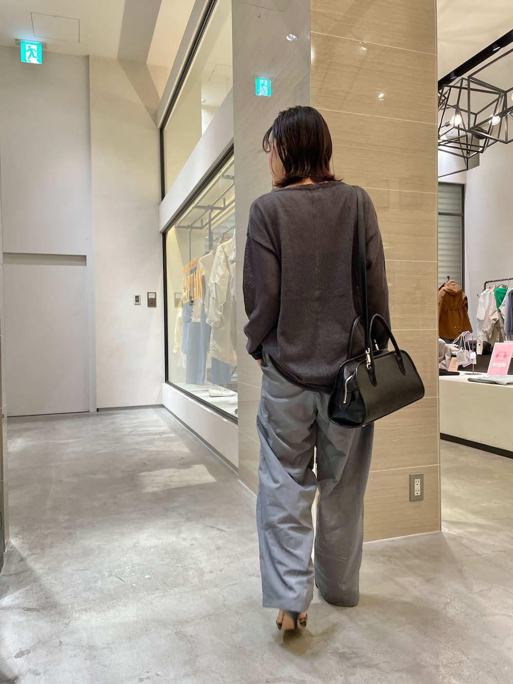 グレー系のその他パンツ、グレー系のニット/セーター、イエロー系のパンプスを着用したレディースの冬コーディネートの4枚目の写真