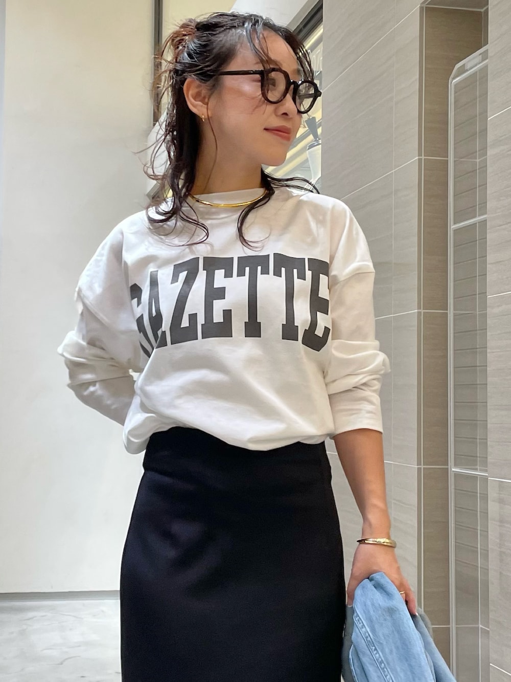 ブルー系のシャツ/ブラウス、ホワイト系のTシャツ/カットソー、ブラック系のスカートを着用したレディースの秋コーディネートの4枚目の写真