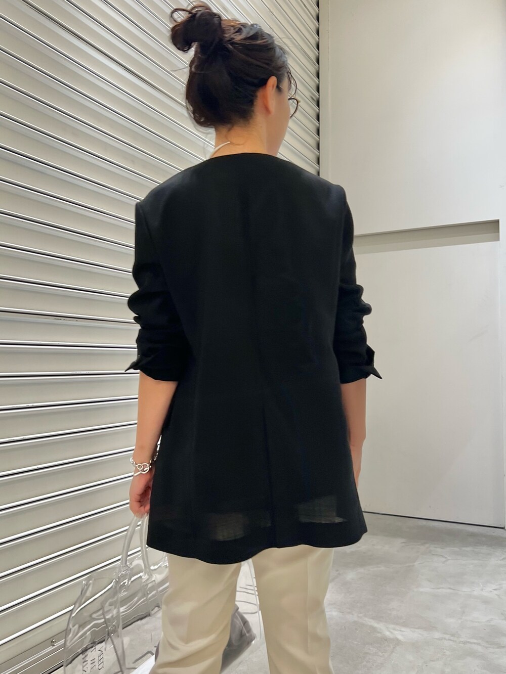 その他のトートバッグ、ブラック系のノーカラージャケット、ブラック系のシャツ/ブラウスを着用したレディースの春コーディネートの3枚目の写真