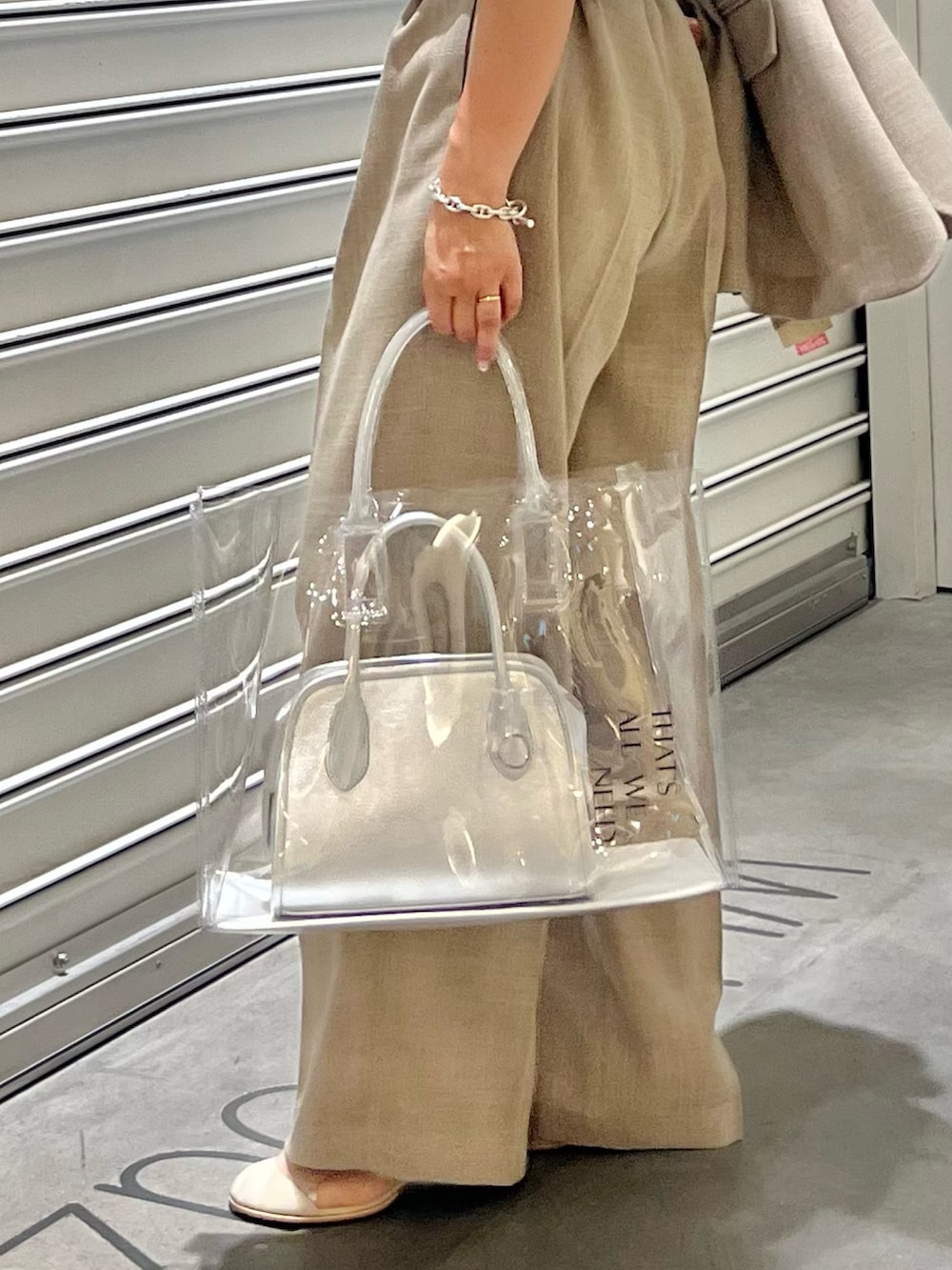 ベージュ系のノーカラージャケット、ベージュ系のスラックス、ホワイト系のTシャツ/カットソーを着用したレディースの夏コーディネートの5枚目の写真