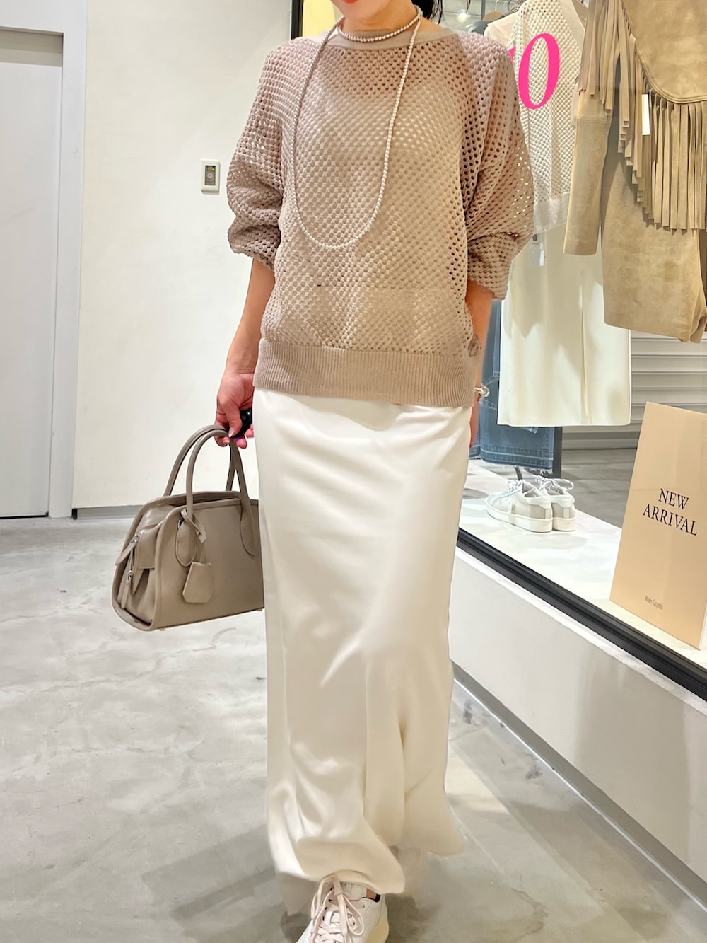「スニーカー、スニーカーコーデ、スニーカー女子、スニーカースタイル、ママコーデ、ママファッション、メッシュ、メッシュニット、メッシュトップス、タイトスカート、タイトスカートコーデ、タイトスカート×スニーカー、タイトスカート 白、メガネ、メガネ女子」｜「Whim Gazetteのメッシュプルオーバー（ニット/セーター、ブラウン系）」を使った、miyakoshi＿87さん（レディース・158cm）の春コーディネートの4枚目の写真