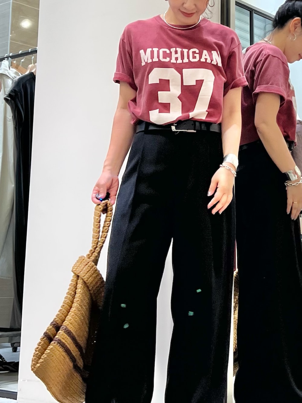 レッド系のTシャツ/カットソー、ブラック系のその他パンツ、レッド系のサンダルを着用したレディースの夏コーディネートの4枚目の写真
