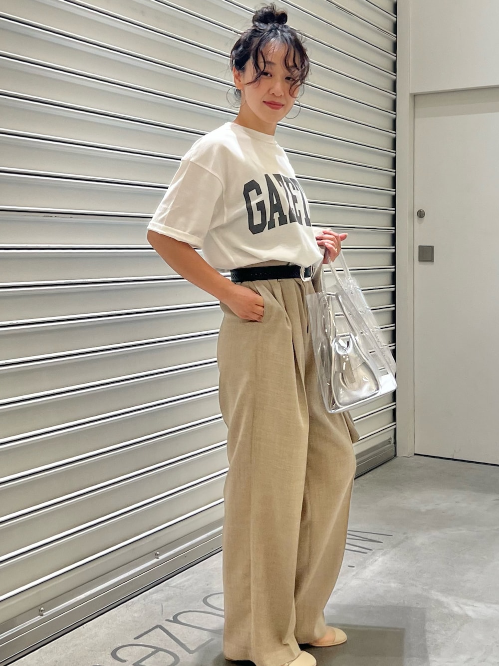 ベージュ系のノーカラージャケット、ベージュ系のスラックス、ホワイト系のTシャツ/カットソーを着用したレディースの夏コーディネートの6枚目の写真