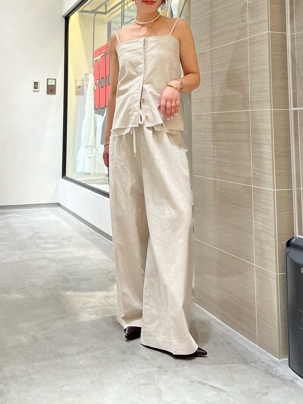 イエロー系のその他アウター、ベージュ系のその他パンツ、ベージュ系のショルダーバッグを着用したレディースの春コーディネートの4枚目の写真