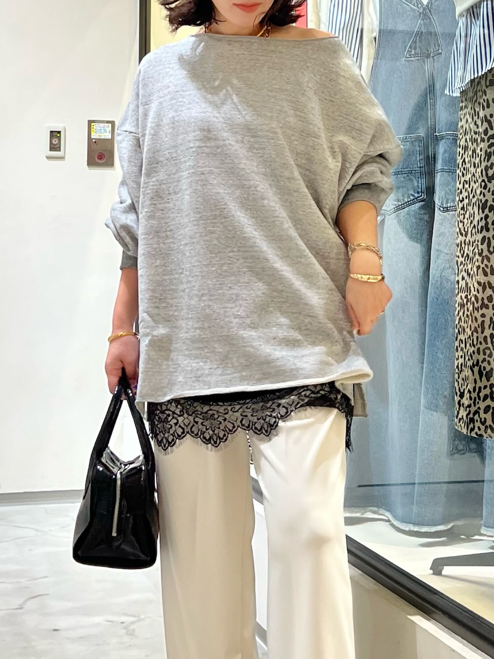 グレー系のスウェット、ホワイト系のその他パンツ、ブラック系のボストンバッグを着用したレディースの春コーディネートの7枚目の写真