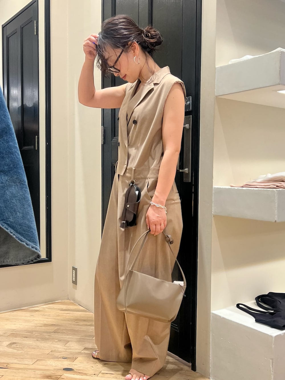 ベージュ系のつなぎ/オールインワン、ブラウン系のサンダル、ブラウン系のショルダーバッグを着用したレディースの夏コーディネートの3枚目の写真