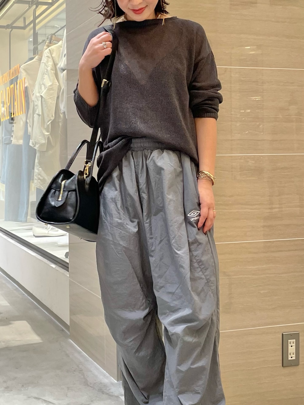 グレー系のその他パンツ、グレー系のニット/セーター、イエロー系のパンプスを着用したレディースの冬コーディネートの2枚目の写真