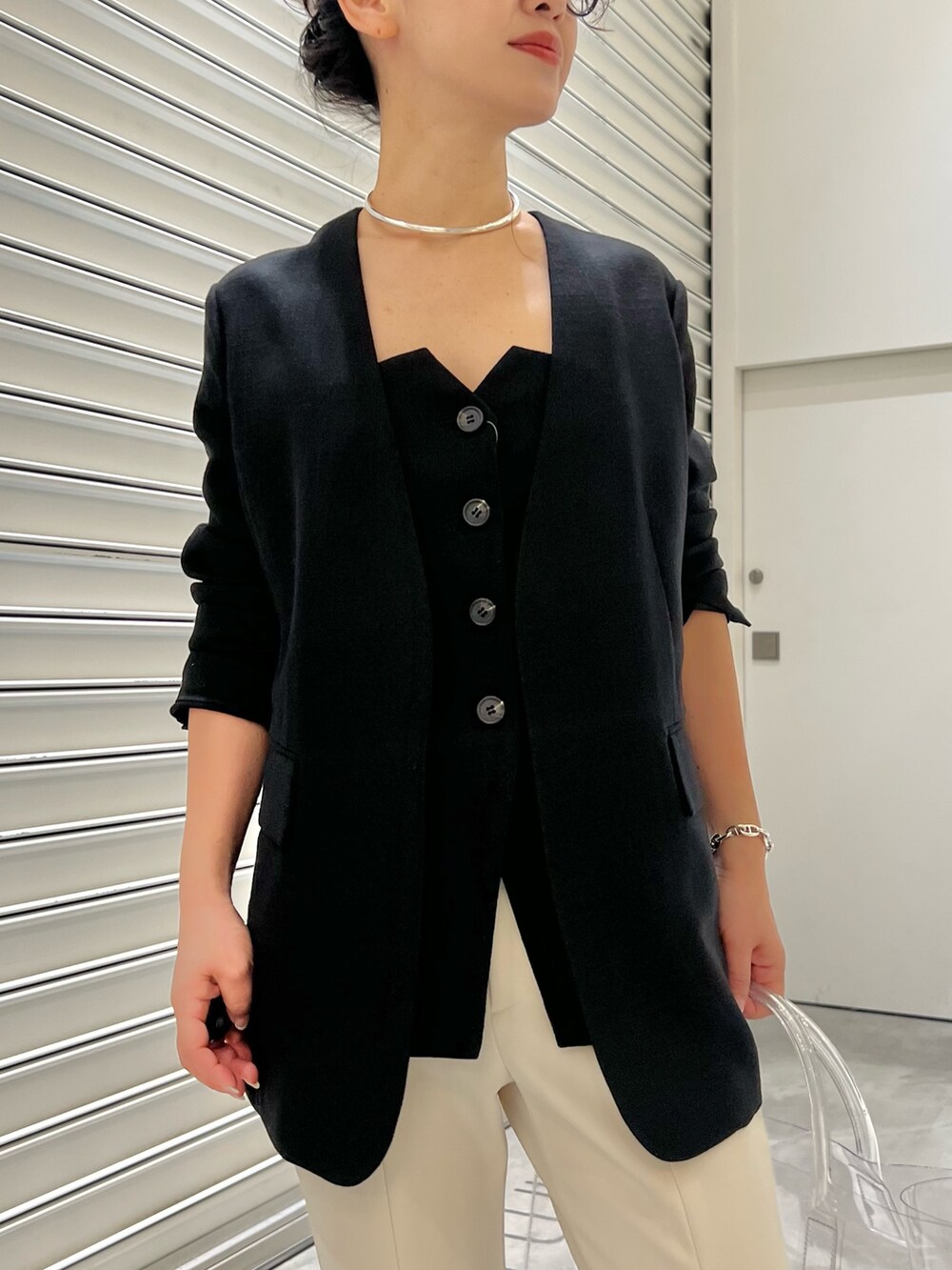 その他のトートバッグ、ブラック系のノーカラージャケット、ブラック系のシャツ/ブラウスを着用したレディースの春コーディネートの2枚目の写真