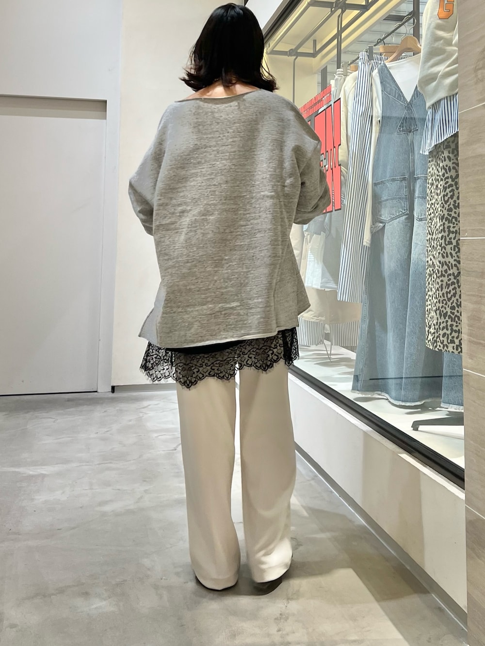 グレー系のスウェット、ホワイト系のその他パンツ、ブラック系のボストンバッグを着用したレディースの春コーディネートの3枚目の写真