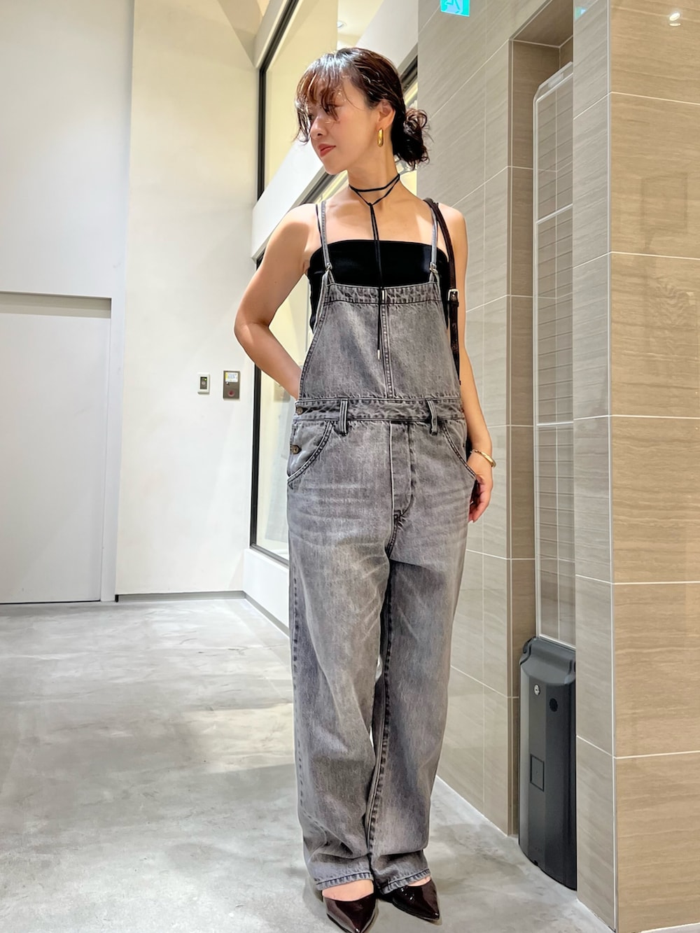 「デニム、シンプルコーデ、きれいめカジュアル、夏コーデ、ショルダーバッグ、ブラックコーデ、パンツスタイル、パンプス、スリット、カーディガン、ママコーデ、ママファッション、ウィムガゼット、whimgazette」|「Whim Gazetteのコットンヘンプデニムオールインワン(つなぎ/オールインワン、グレー系)」を使った、miyakoshi_87さん(レディース・158cm)の夏コーディネートの4枚目の写真