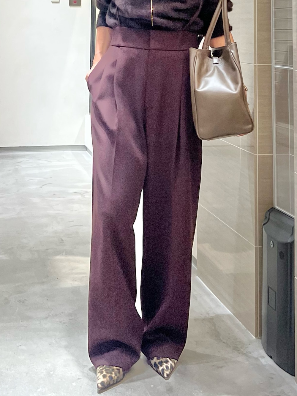 ブラウン系のその他パンツ、イエロー系のパンプス、ブラウン系のニット/セーターを着用したレディースの秋コーディネートの4枚目の写真