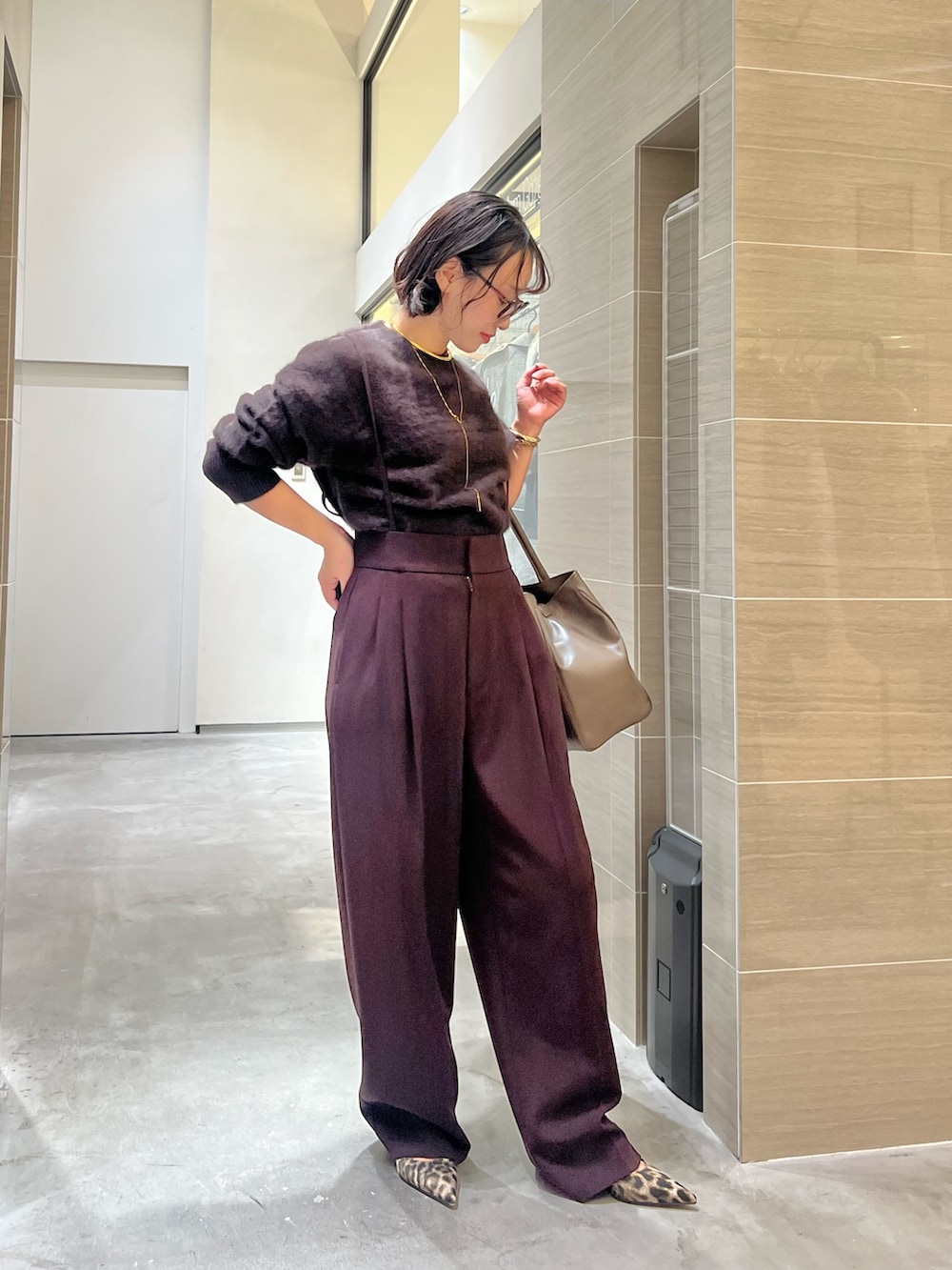 ブラウン系のその他パンツ、イエロー系のパンプス、ブラウン系のニット/セーターを着用したレディースの秋コーディネートの2枚目の写真