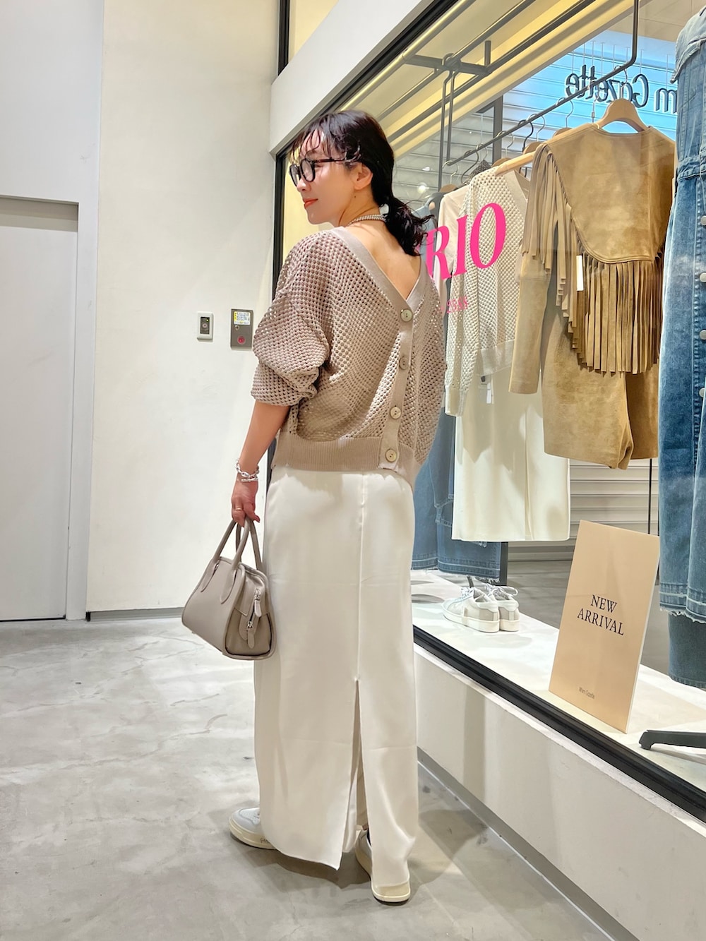 「スニーカー、スニーカーコーデ、スニーカー女子、スニーカースタイル、ママコーデ、ママファッション、メッシュ、メッシュニット、メッシュトップス、タイトスカート、タイトスカートコーデ、タイトスカート×スニーカー、タイトスカート 白、メガネ、メガネ女子」｜「Whim Gazetteのメッシュプルオーバー（ニット/セーター、ブラウン系）」を使った、miyakoshi＿87さん（レディース・158cm）の春コーディネートの2枚目の写真