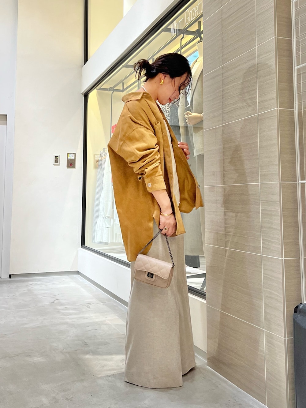 イエロー系のその他アウター、ベージュ系のその他パンツ、ベージュ系のショルダーバッグを着用したレディースの春コーディネートの3枚目の写真