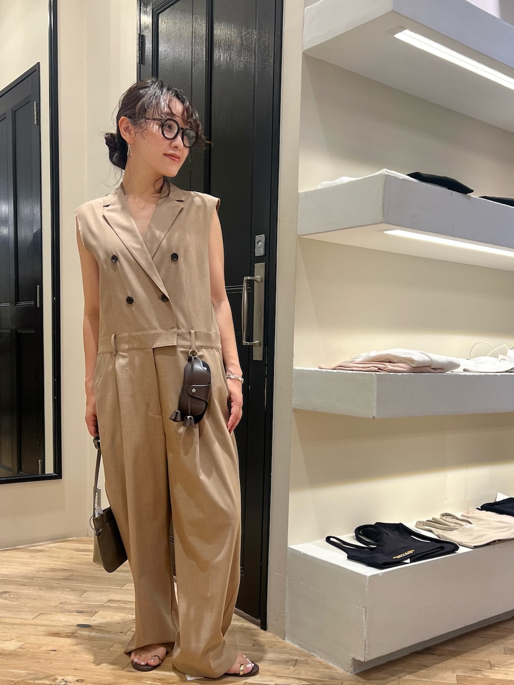 ベージュ系のつなぎ/オールインワン、ブラウン系のサンダル、ブラウン系のショルダーバッグを着用したレディースの夏コーディネートの7枚目の写真