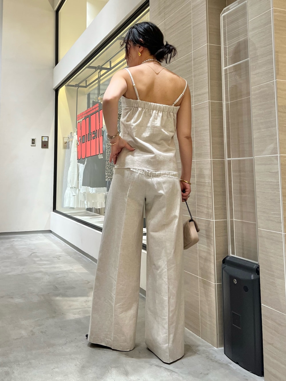 イエロー系のその他アウター、ベージュ系のその他パンツ、ベージュ系のショルダーバッグを着用したレディースの春コーディネートの5枚目の写真