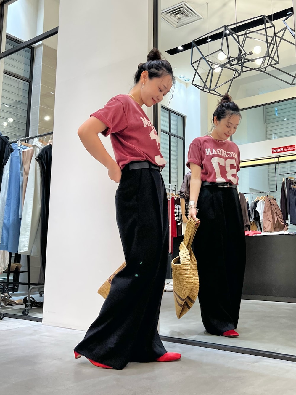 レッド系のTシャツ/カットソー、ブラック系のその他パンツ、レッド系のサンダルを着用したレディースの夏コーディネートの2枚目の写真