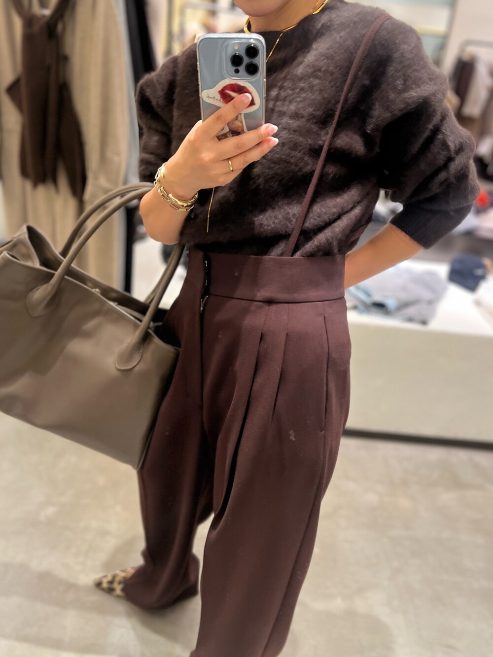 ブラウン系のその他パンツ、イエロー系のパンプス、ブラウン系のニット/セーターを着用したレディースの秋コーディネートの5枚目の写真