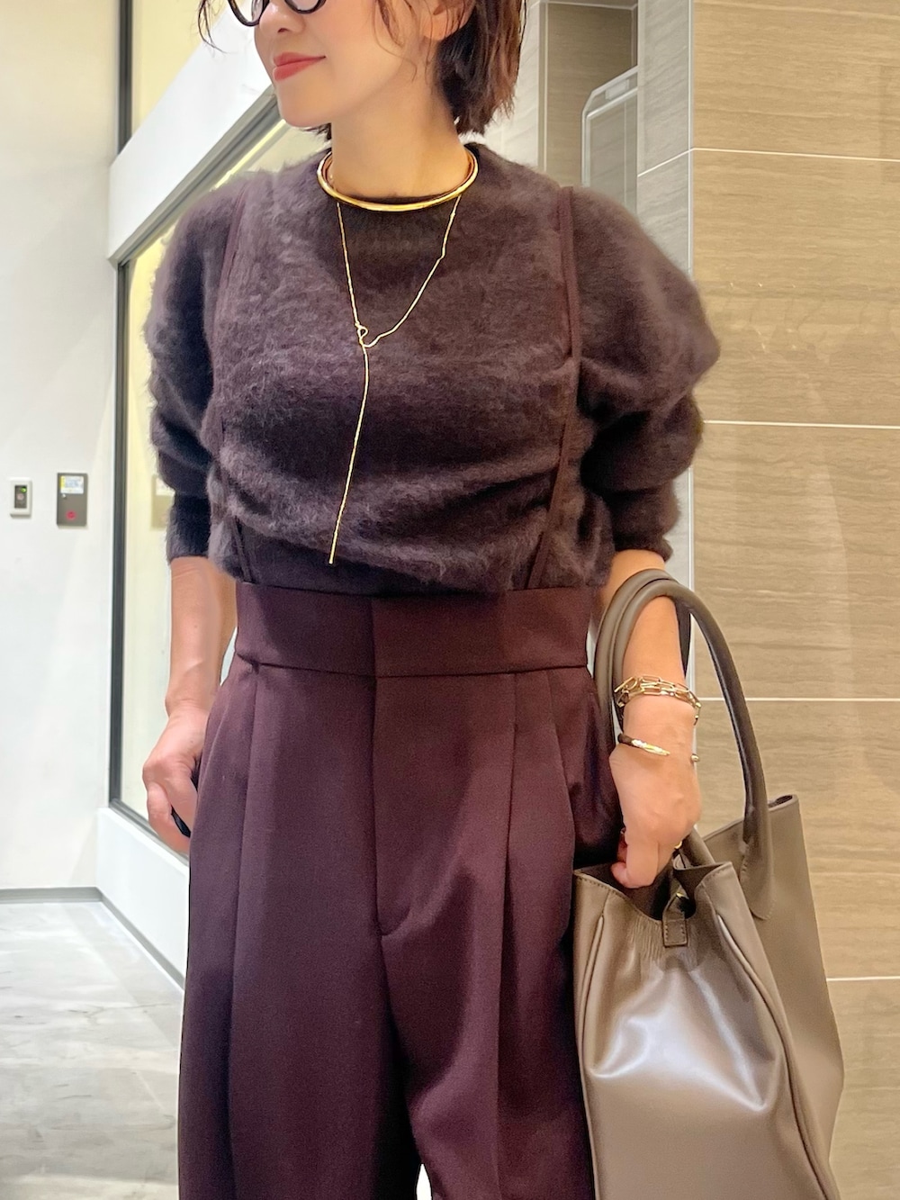 ブラウン系のその他パンツ、イエロー系のパンプス、ブラウン系のニット/セーターを着用したレディースの秋コーディネートの3枚目の写真