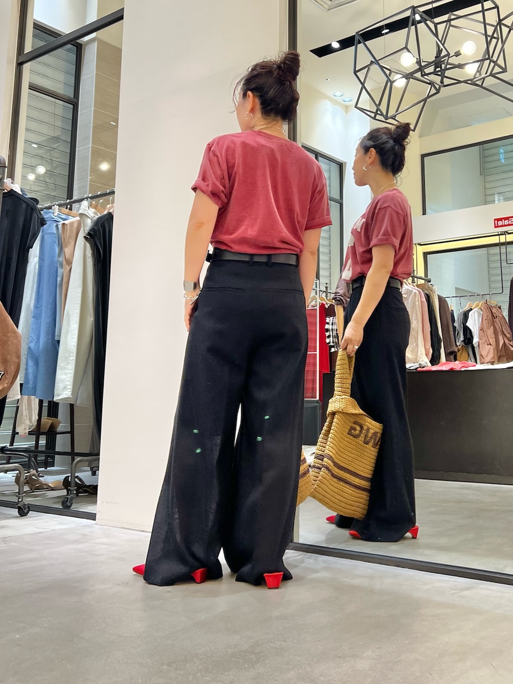 レッド系のTシャツ/カットソー、ブラック系のその他パンツ、レッド系のサンダルを着用したレディースの夏コーディネートの3枚目の写真