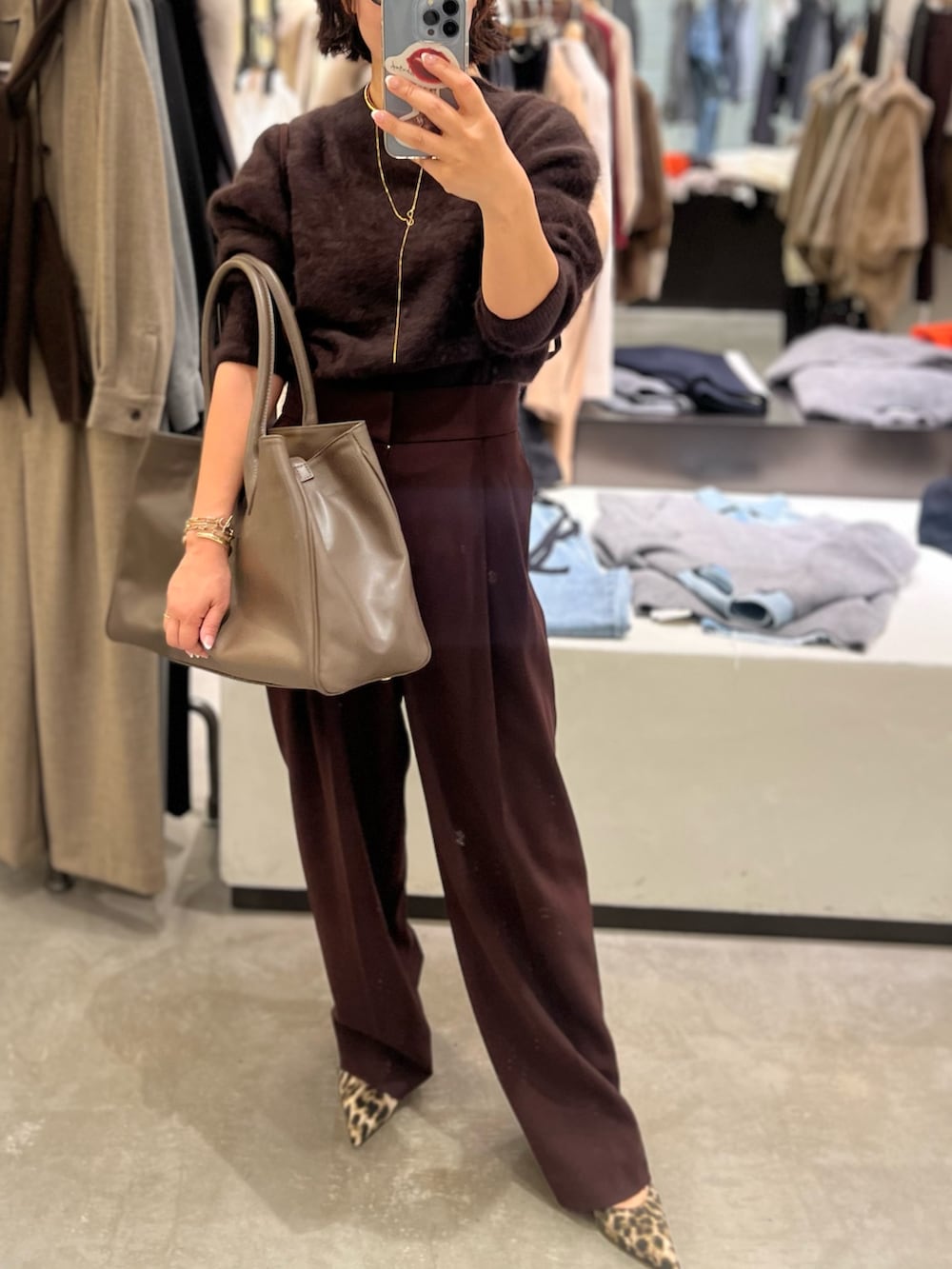 ブラウン系のその他パンツ、イエロー系のパンプス、ブラウン系のニット/セーターを着用したレディースの秋コーディネートの6枚目の写真