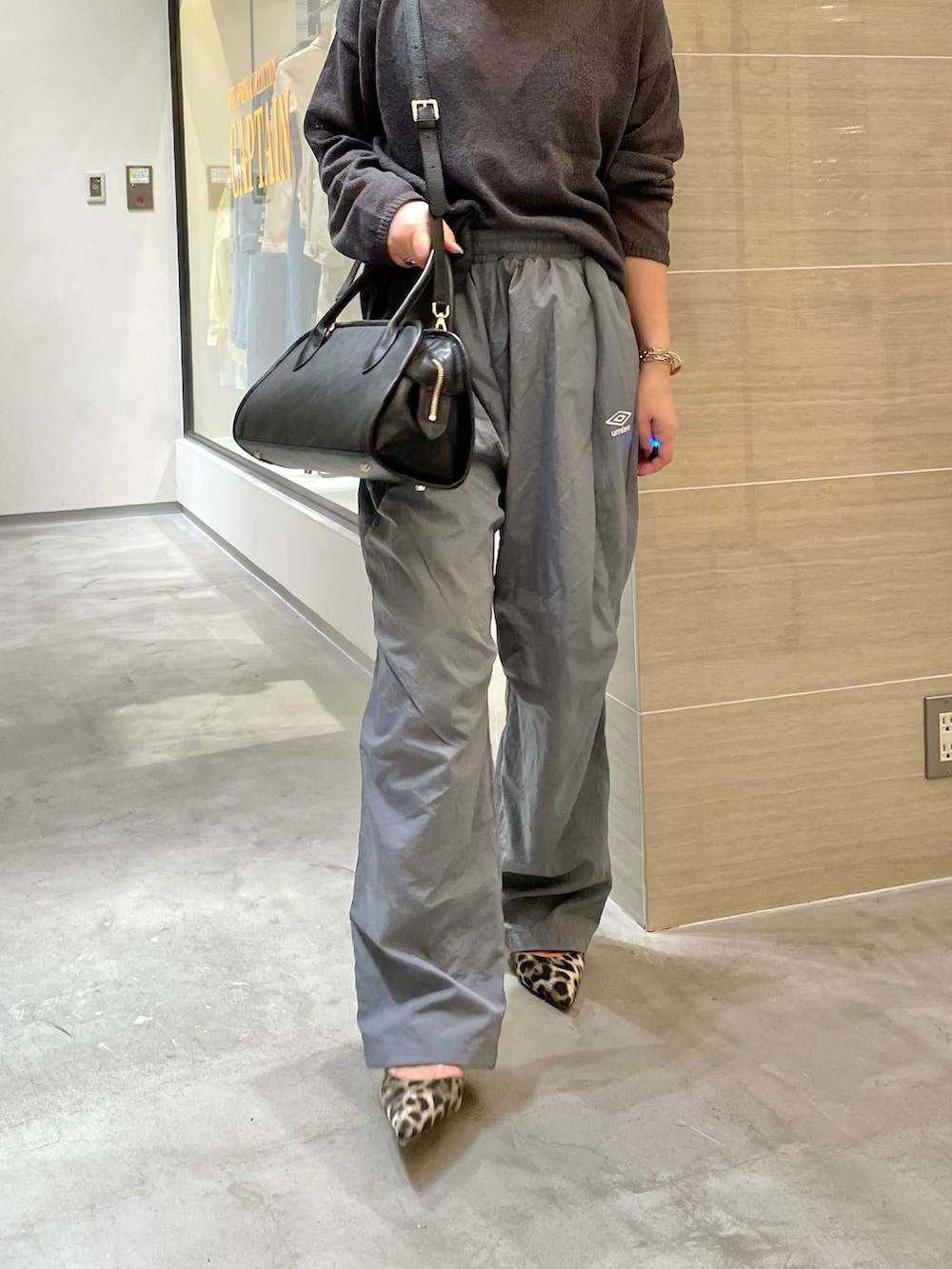 グレー系のその他パンツ、グレー系のニット/セーター、イエロー系のパンプスを着用したレディースの冬コーディネートの3枚目の写真