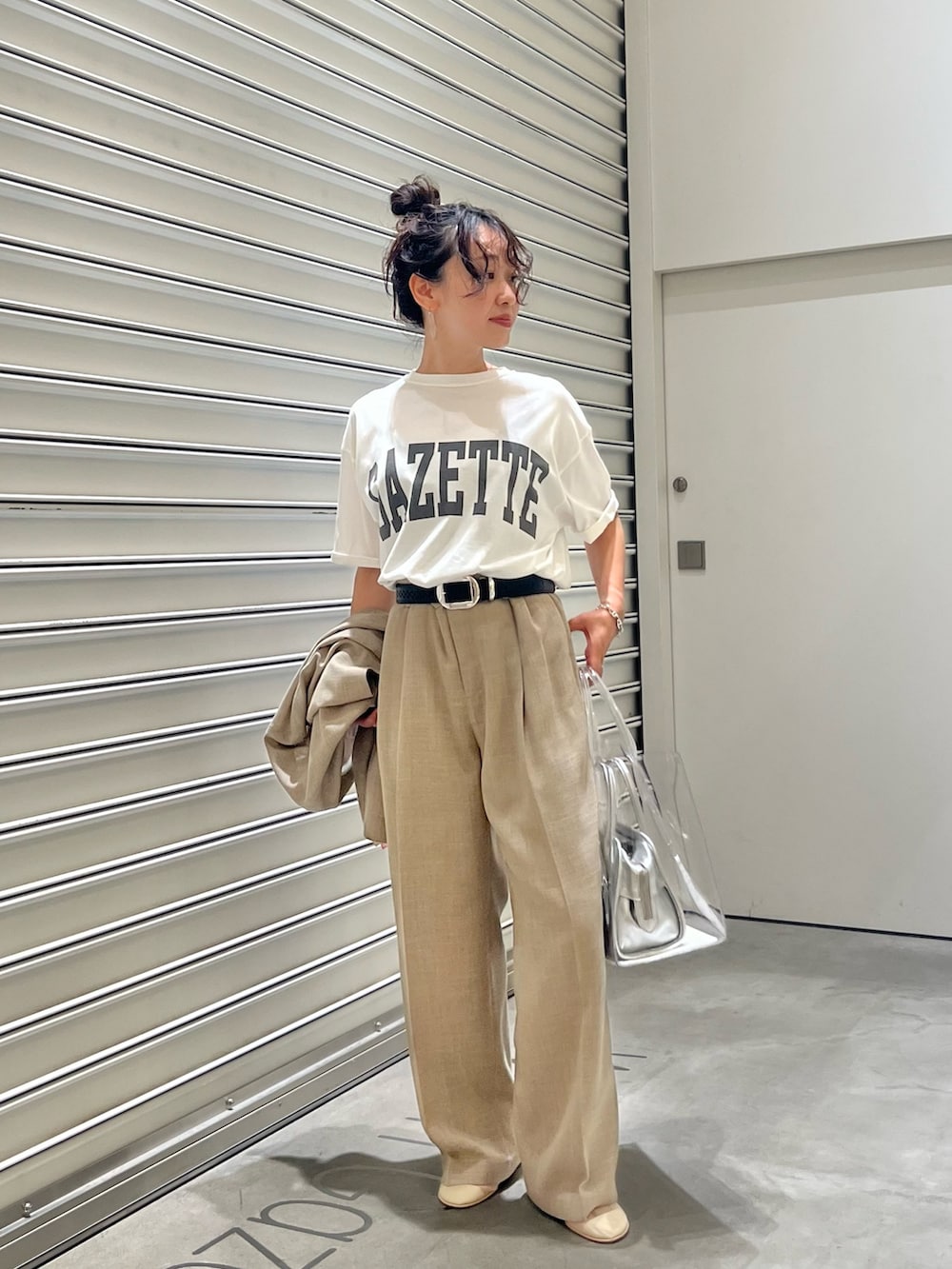 ベージュ系のノーカラージャケット、ベージュ系のスラックス、ホワイト系のTシャツ/カットソーを着用したレディースの夏コーディネートの4枚目の写真