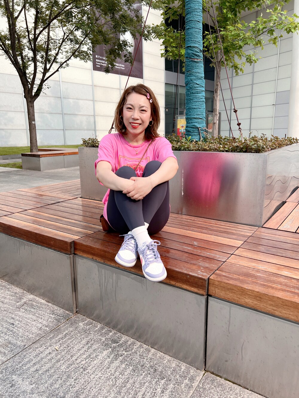 ピンク系のTシャツ/カットソー、パープル系のシューズを着用したレディースの春コーディネートの2枚目の写真