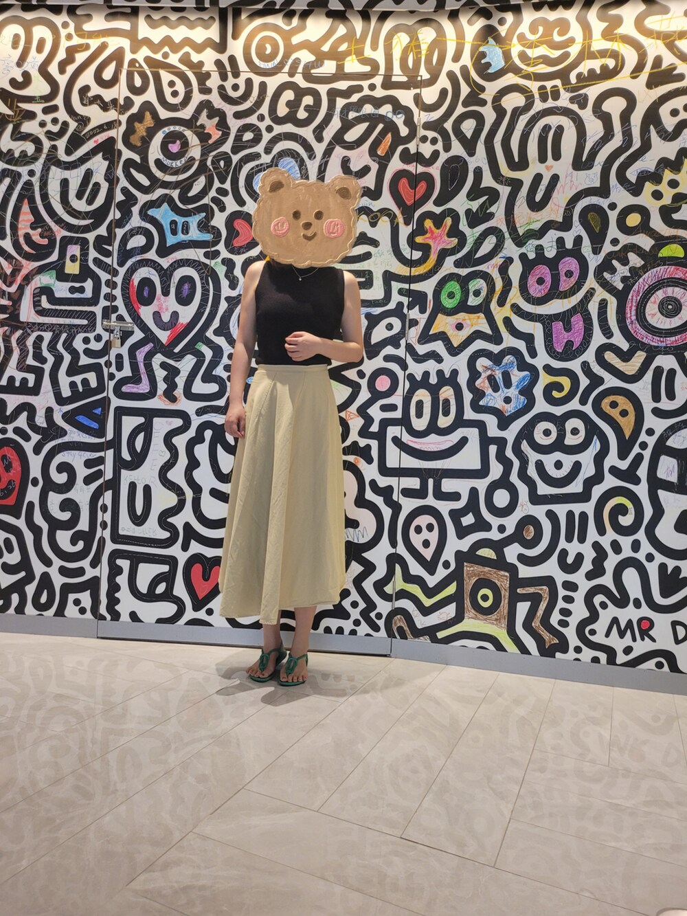 ブラック系のタンクトップを着用したレディースの夏コーディネートの2枚目の写真