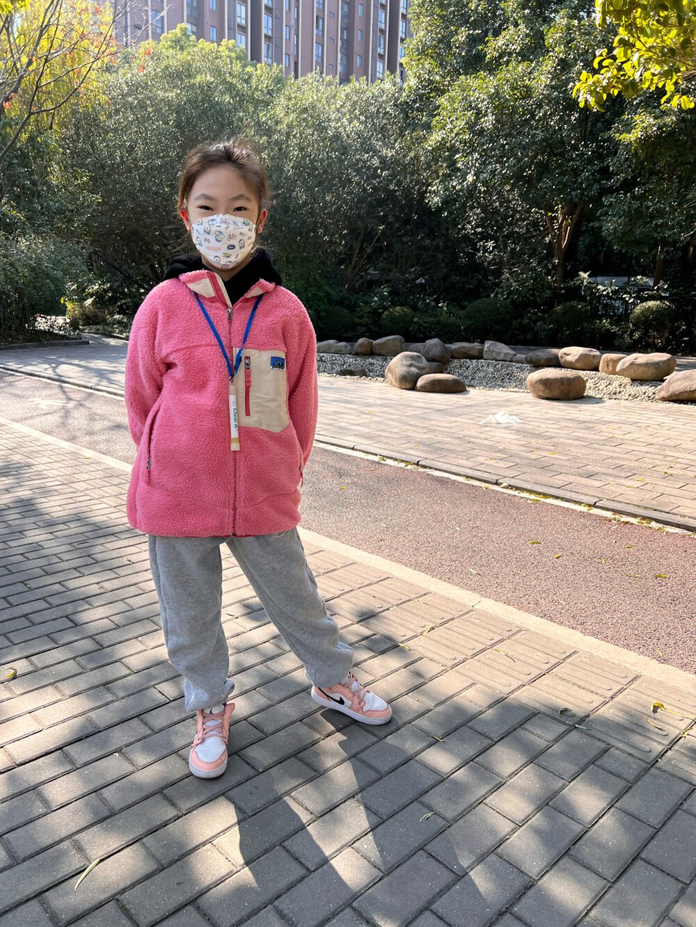 ピンク系のナイロンジャケット、ピンク系のシューズを着用したレディースの冬コーディネートの2枚目の写真