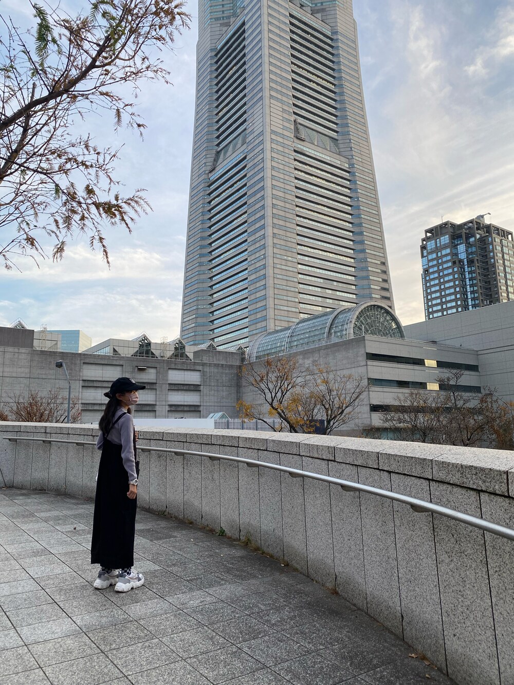 グレー系のニット/セーター、ブラック系のサロペット/オーバーオール、ブラック系のショルダーバッグを着用したキッズの冬コーディネートの2枚目の写真