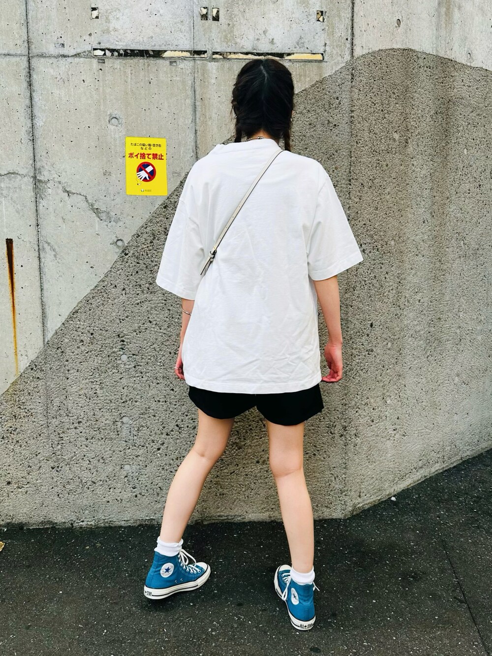 ホワイト系のTシャツ/カットソー、ベージュ系のショルダーバッグ、ブルー系のスニーカーを着用したレディースの夏コーディネートの2枚目の写真
