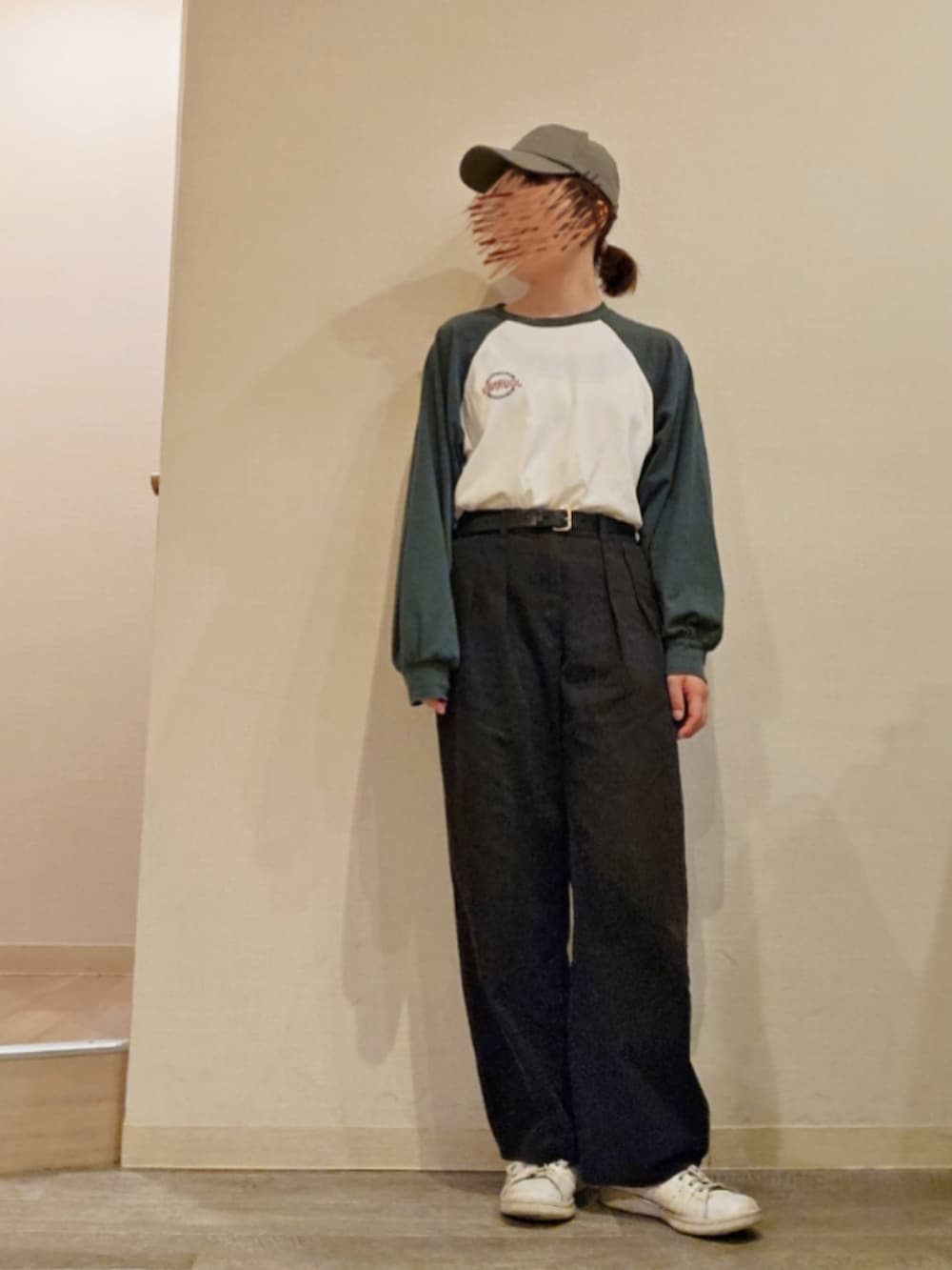 ブラック系のチノパンツ、ブルー系のデニムジャケット、ホワイト系のTシャツ/カットソーを着用したレディースの夏コーディネートの2枚目の写真