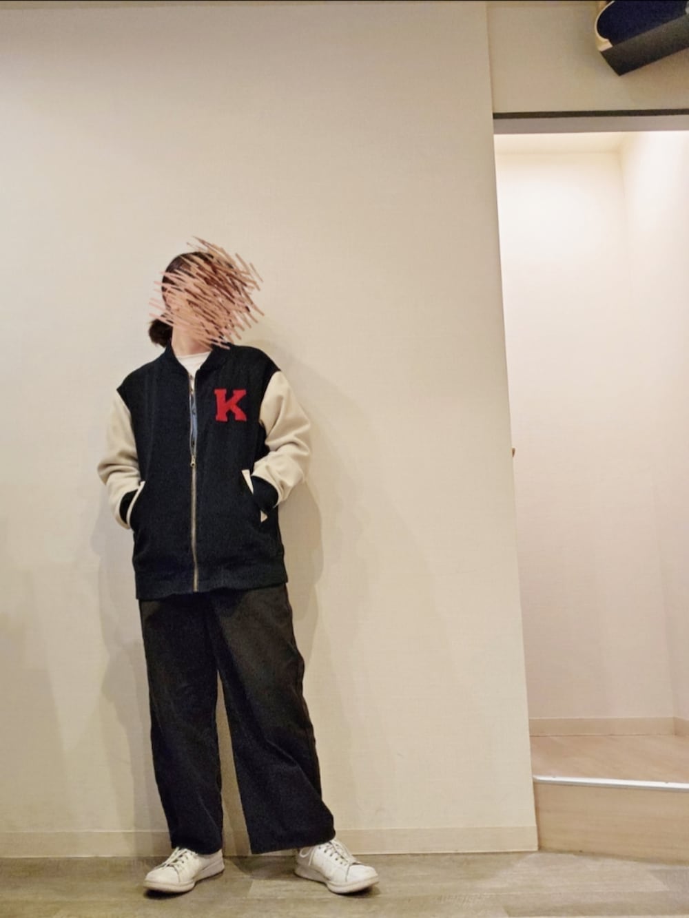 ブラック系のチノパンツ、ベージュ系のTシャツ/カットソー、ブルー系のカーディガン/ボレロを着用したレディースの冬コーディネートの3枚目の写真