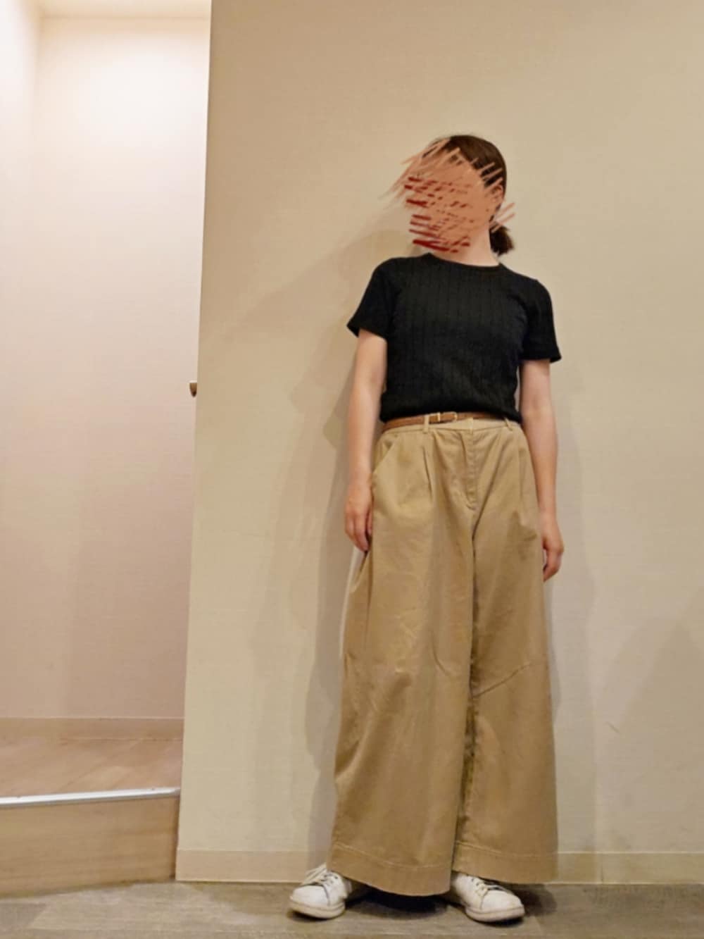 ホワイト系のカーディガン/ボレロ、ベージュ系のチノパンツ、ブラック系のTシャツ/カットソーを着用したレディースの夏コーディネートの2枚目の写真